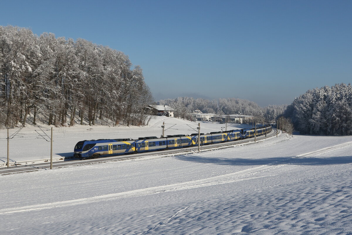 430 019 und 430 011 aus Salzburg kommend am 13. Januar 2024 bei Axdorf im Chiemgau.