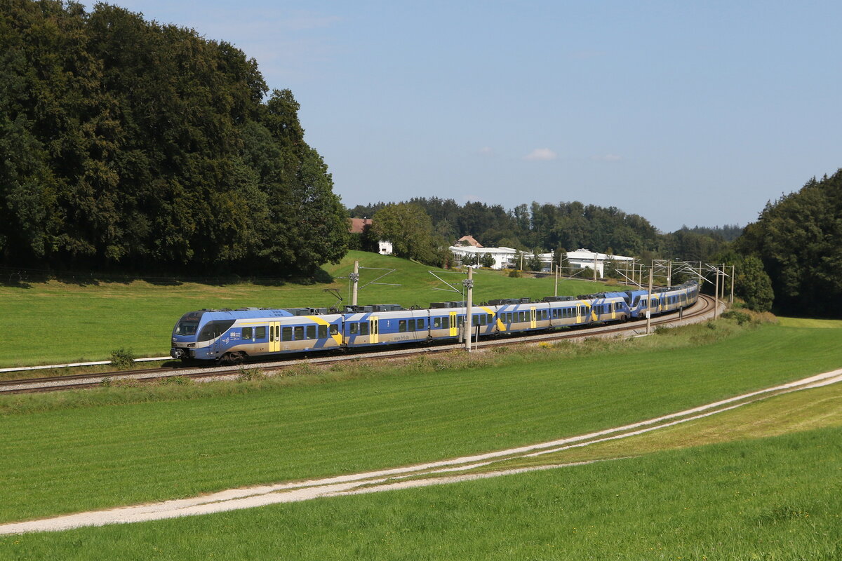 430 020 und 430 004 aus Salzburg kommend am 4. September 2024 bei Axdorf.