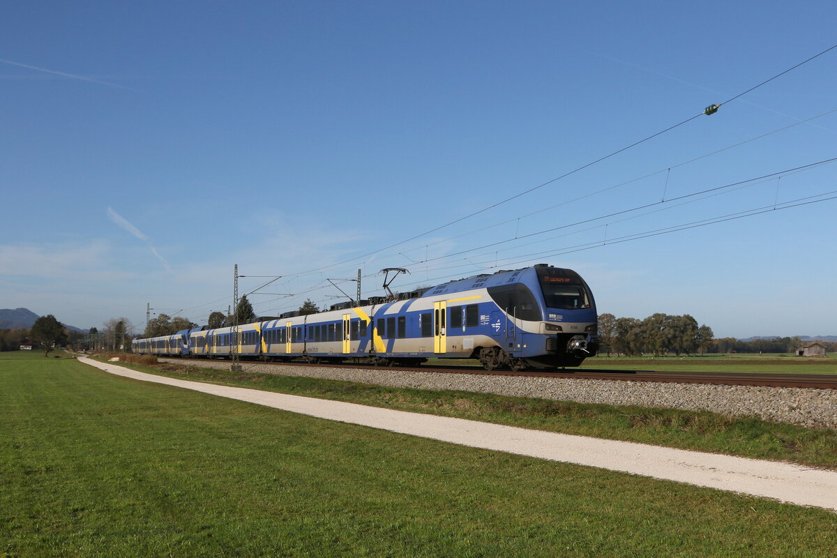 430 020 auf dem Weg nach Salzburg am 31. Oktober 2022 bei bersee am Chiemsee.