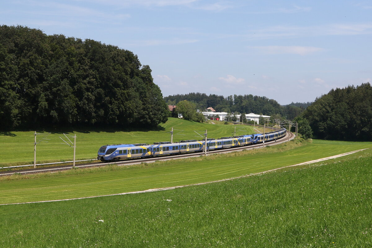 430 021 und 430 019 auf dem Weg nach Mnchen. Aufgenommen am 9. Juli 2024 bei Axdorf.