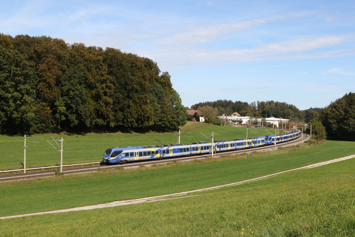 430 021 und 430 025 waren am 7. Oktober 2024 bei Axdorf in Richtung Mnchen unterwegs.