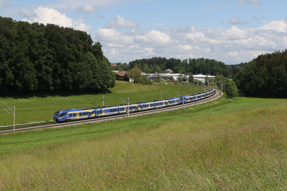 430 025 und 430 028 waren am 26. Mai 2024 bei Axdorf in Richtung Mnchen unterwegs.