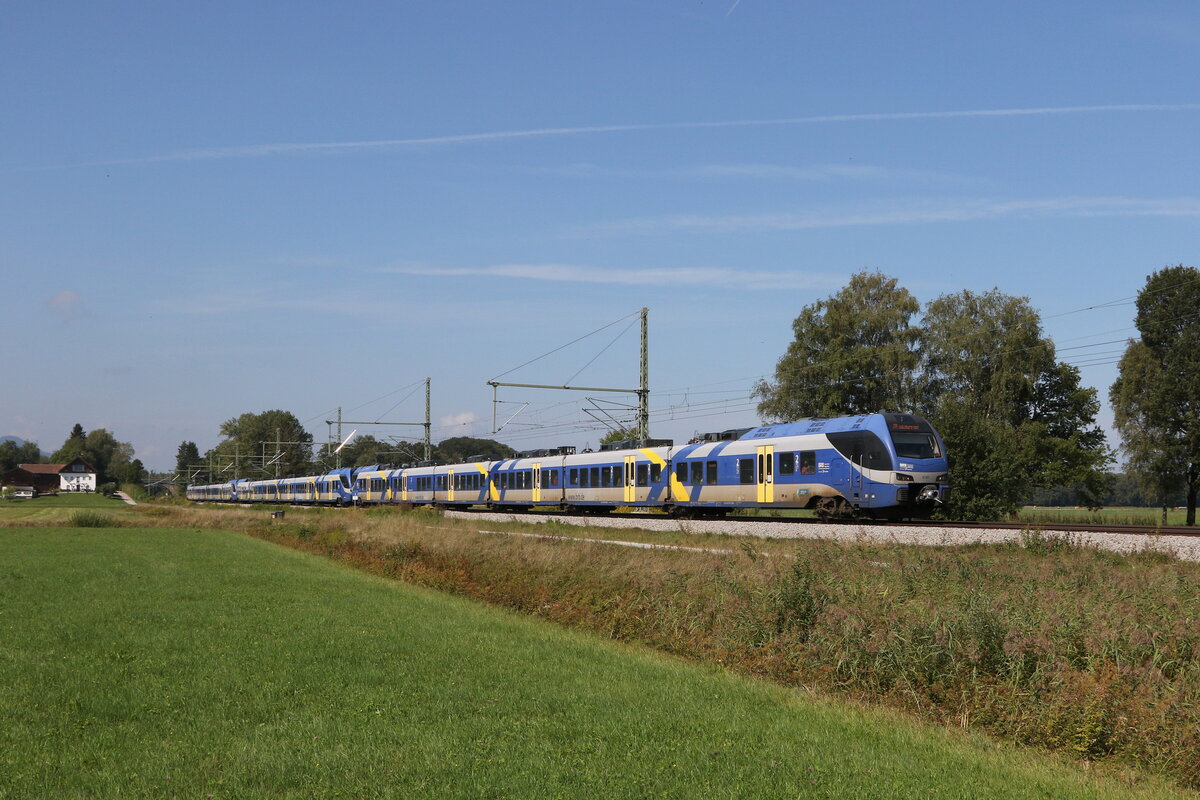 430 027, 430 007 und 430 016 waren am 30. August 2022 bei bersee in Richtung Freilassing unterwegs.