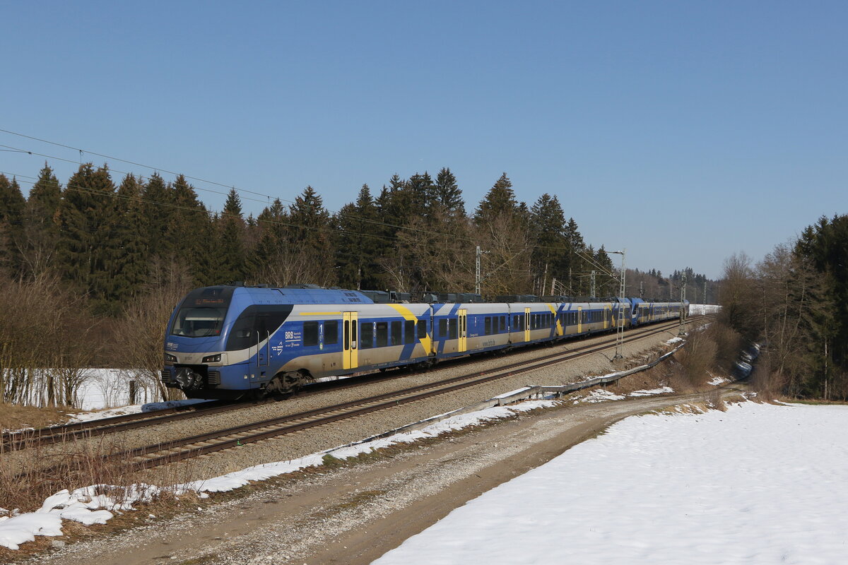 430 027 und 430 009 waren am 2. Mrz 2023 bei Sossau im Chiemgau in Richtung Mnchen unterwegs.