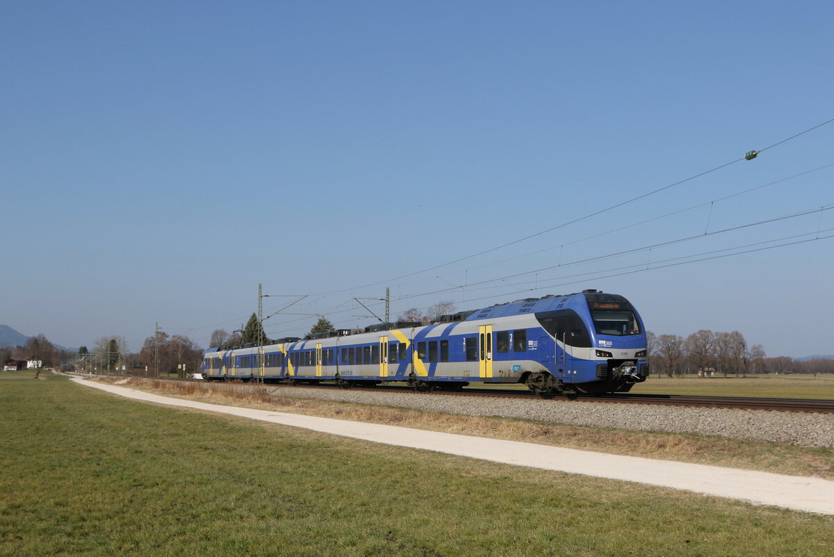 430 326 auf dem Weg nach Salzburg am 27. Mrz 2022 bei bersee am Chiemsee.