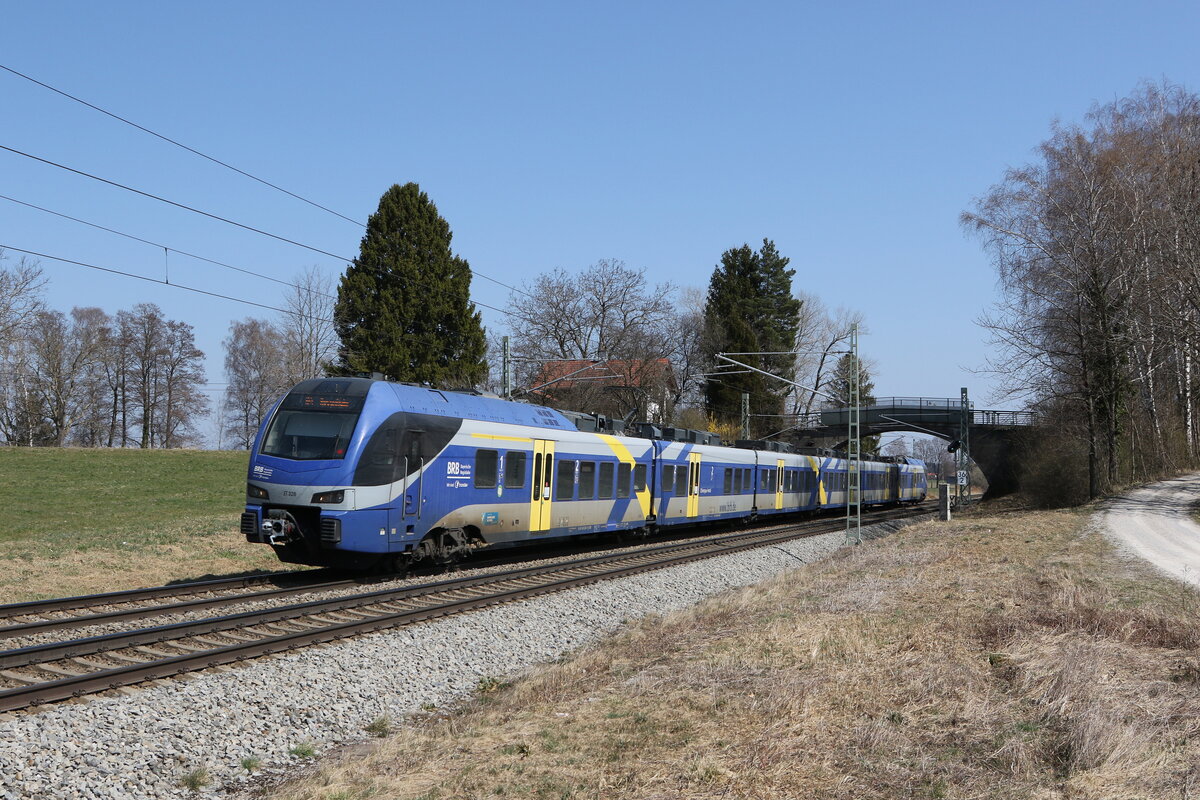 430 328 aus Salzburg kommend am 28. Mrz 2022 bei bersee am Chiemsee.