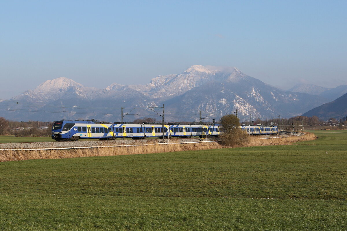 430 509 aus Salzburg kommend am 4. April 2022 bei Bernau am Chiemsee.