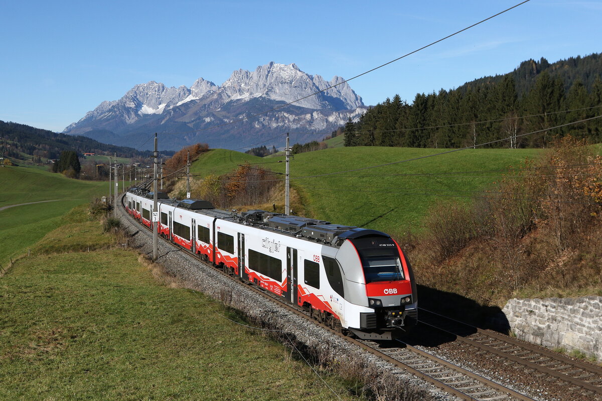 4748 023 aus St. Johann in Tirol kommend am 5. November 2025 bei Fieberbrunn.