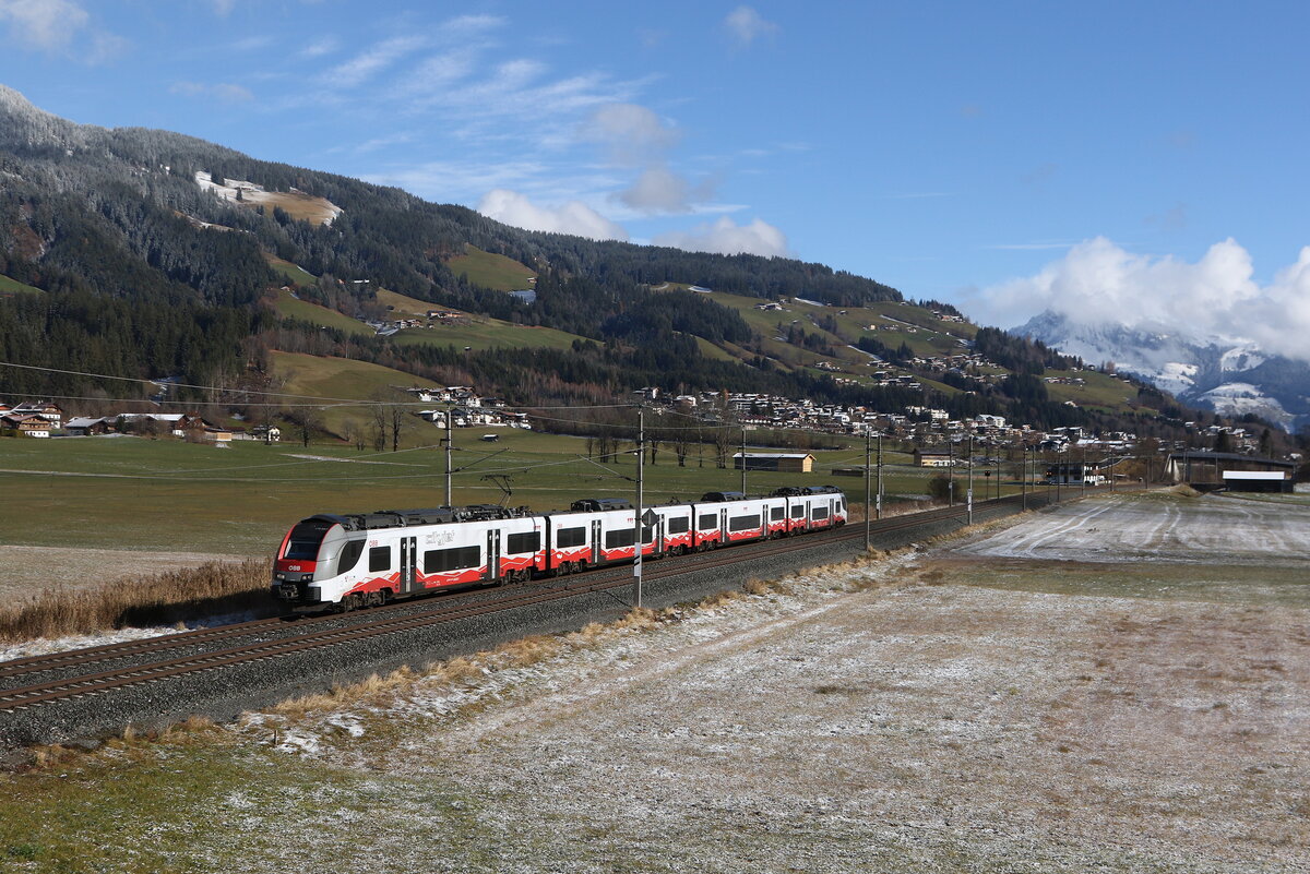 4748 034 aus Kitzb�hel kommend am 18. November 2025 bei Kirchberg in Tirol.
