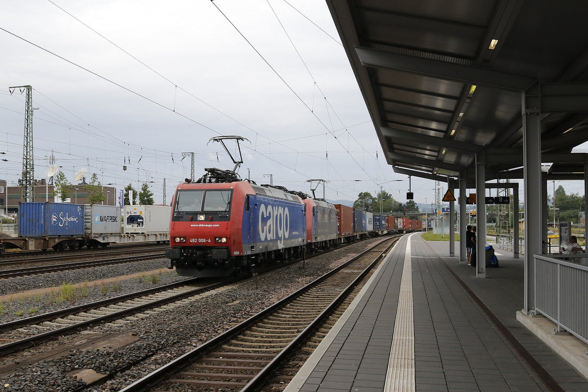 482 006 und 482 xxx am 10. August 2017 im Bahnhof von Bebra.