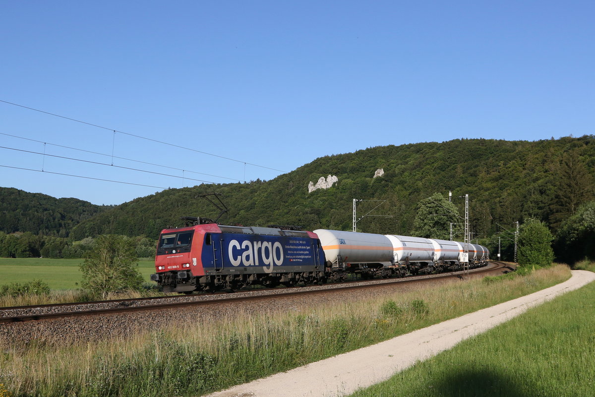 482 009 mit einem Kesselwagenzug aus Ingolstadt kommend am 30. Juni 2020 bei Dollnstein im Altmhltal.