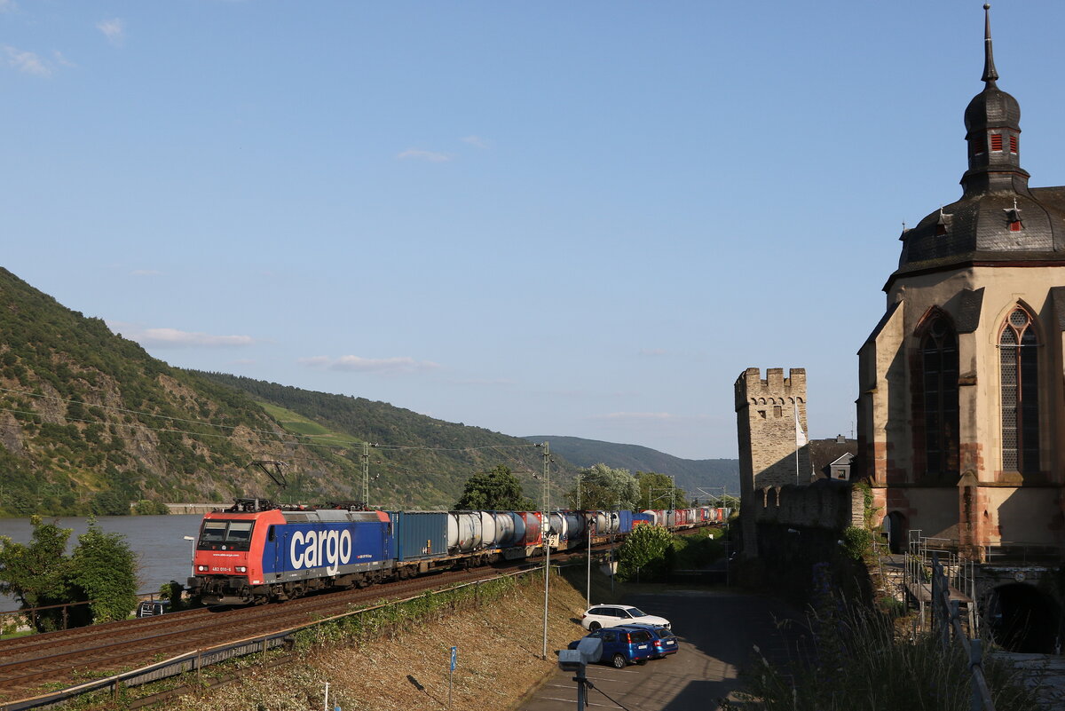 482 010 mit einem  KLV  auf dem Weg nach Koblenz am 10. Juli 2021 bei Oberwesel.