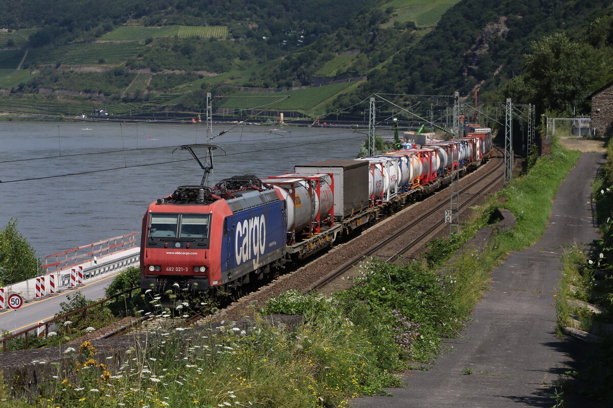 482 021 mit einem  KLV  am 21. Juli 2021 bei Assmannshausen im Rheintal.