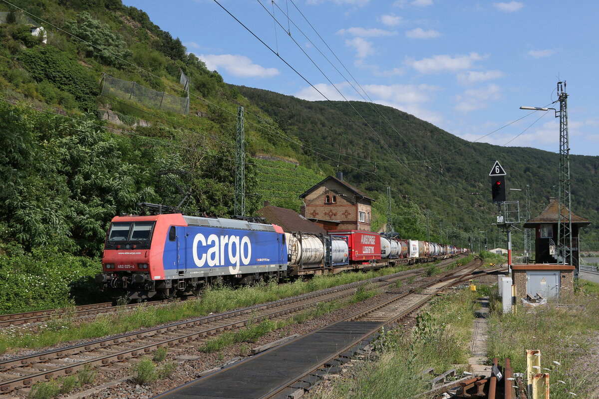 482 025 mit einem  KLV  bei der Einfahrt in Kaub am Rhein am 21. Juli 2021.