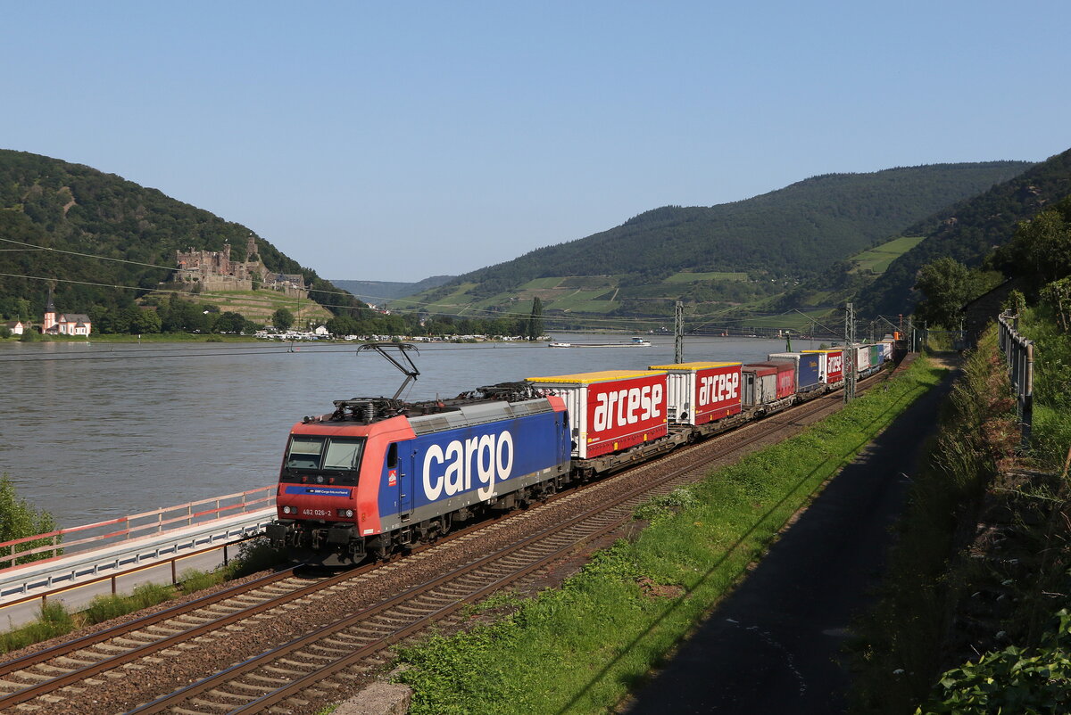 482 026 mit einem  KLV  am 21. Juli 2021 bei Assmannshausen.