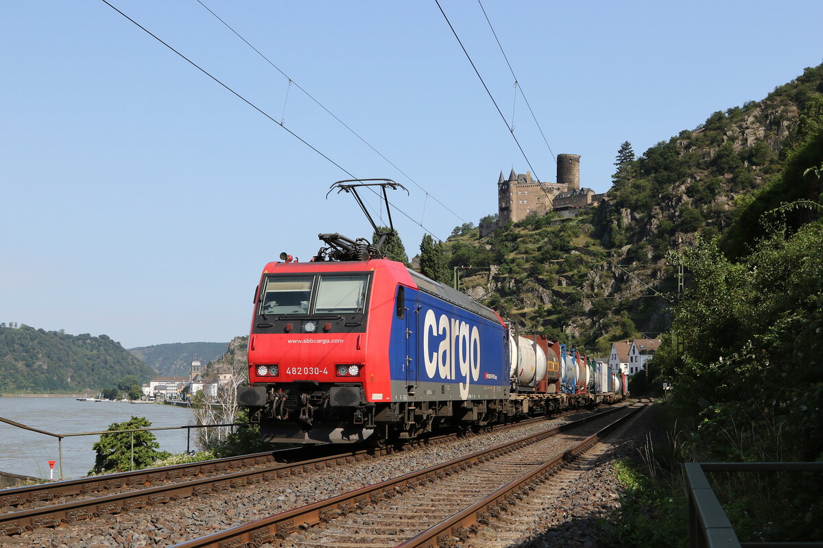 482 030 mit einem  KLV  am 22. Juli 2021 kurz nach St. Goarshausen am Rhein.