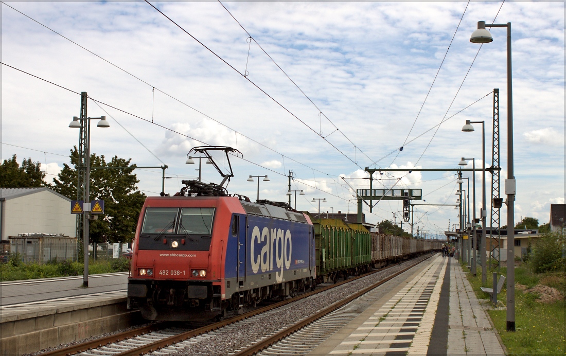 482 036 mit Holzzug in Richtung Neustadt (Weinstraße) am 20.08.14 in Haßloch