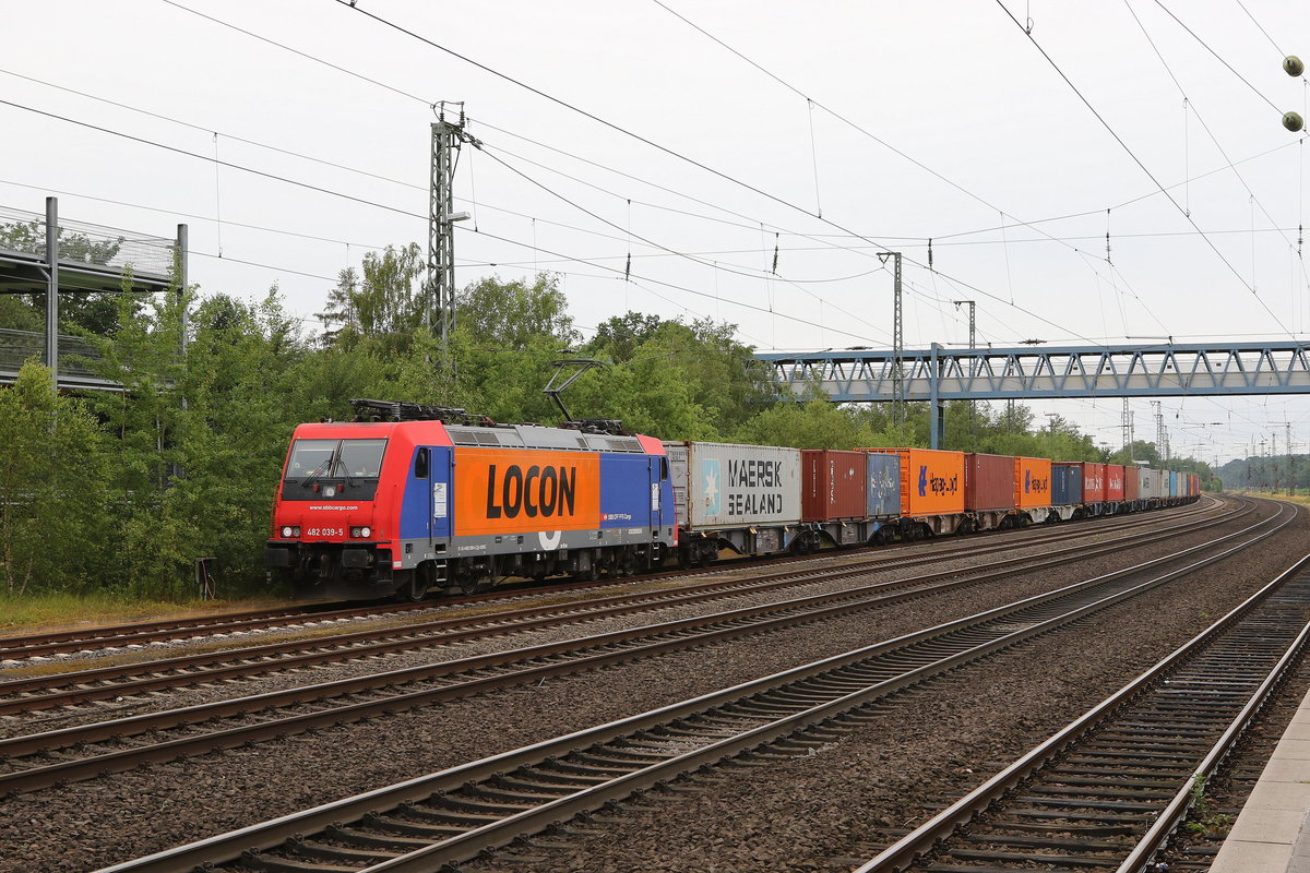 482 039 von  LOCON  war mit einem Containerzug am 28. Juni 2020 im Bahnhof von  Buchholz/Nordheide  abgestellt.