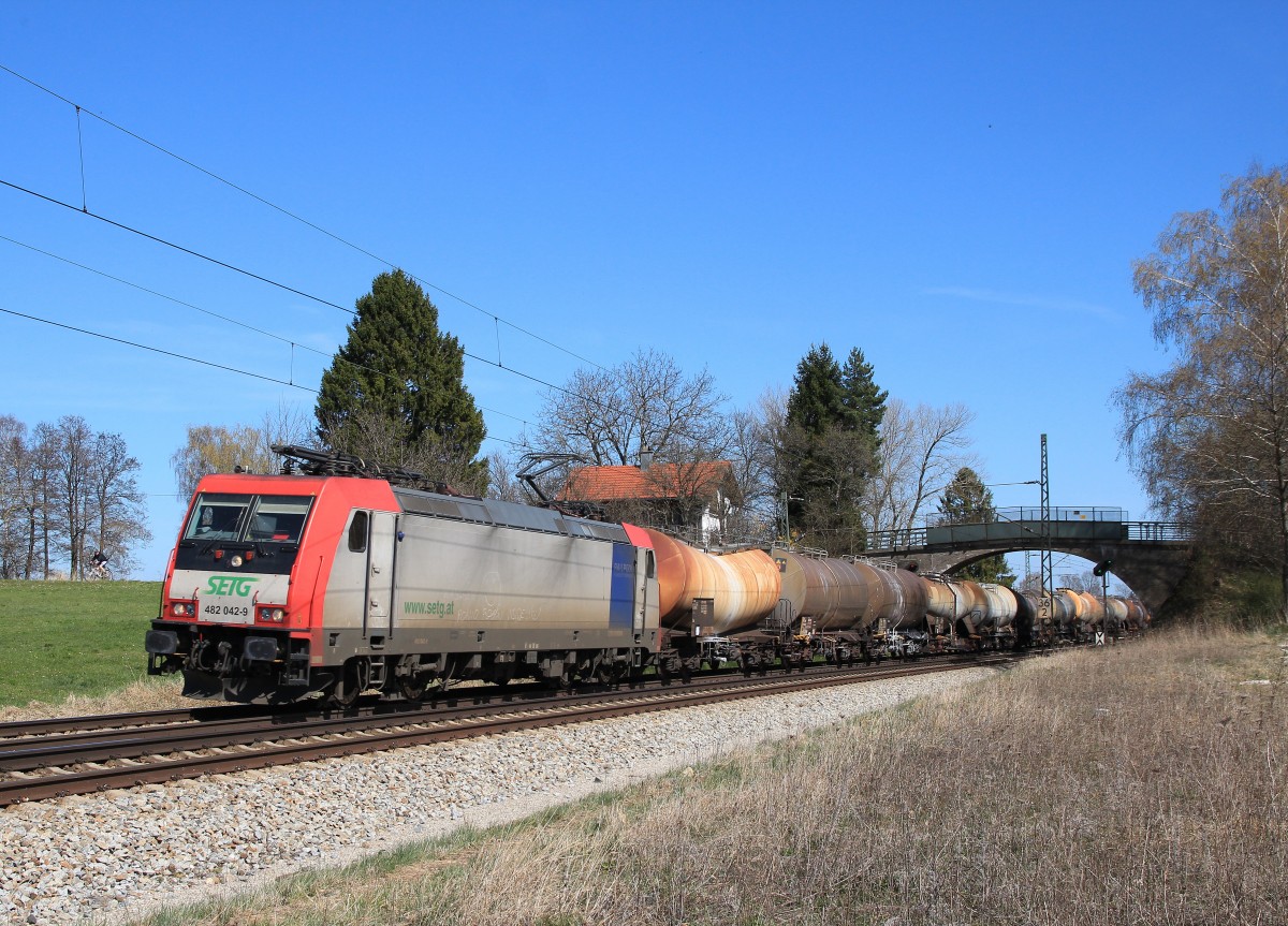 482 042-9 mit einem Knickkesselzug aus Salzburg kommend am 30.März 2014 bei Übersee.