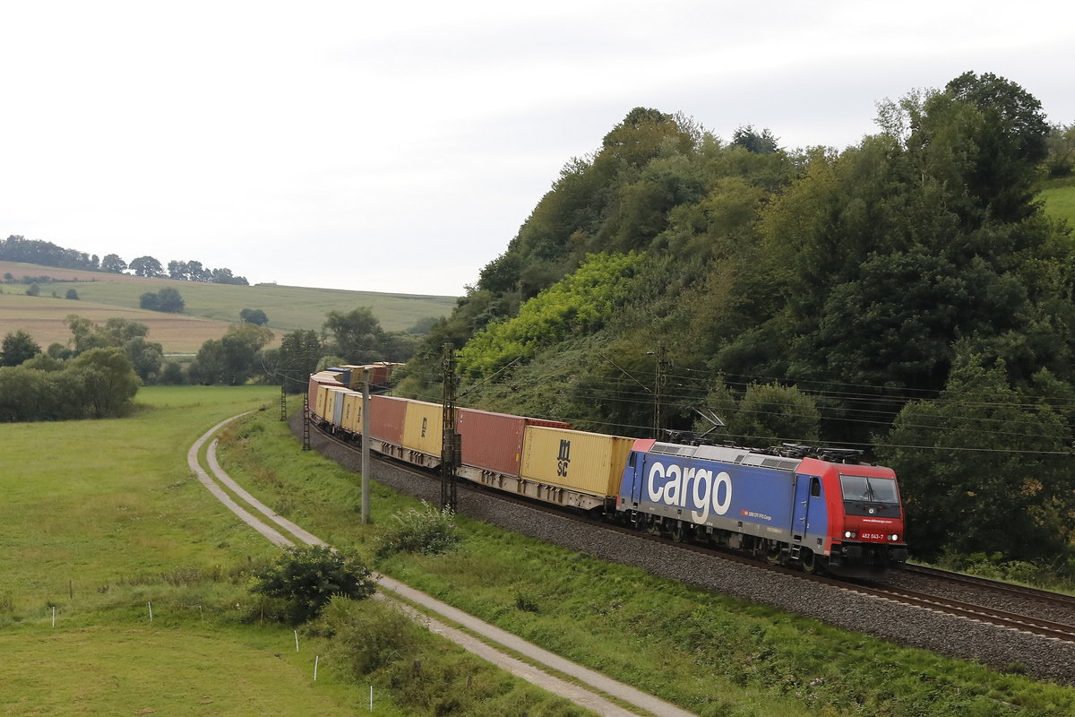 482 043-7 mit einem Containerzug am 10. August 2017 bei Hermannspiegel.