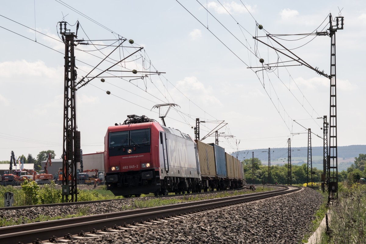 482 045-2 mit einem Containerzug am 14. Mai 2015 bei Retzbach am Main.