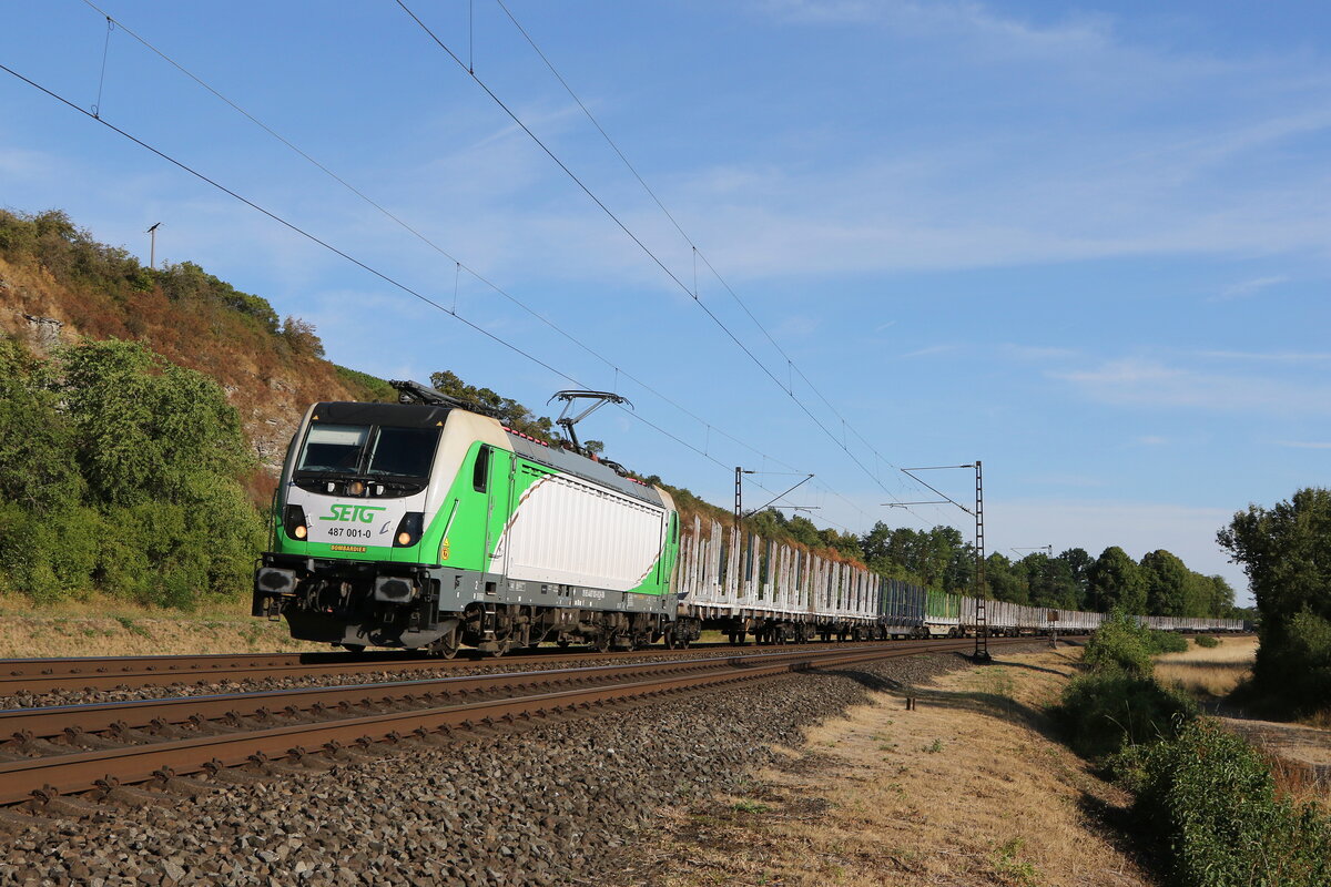 487 001 von  SETG  mit einem leeren Holzzug am 7. August 2022 bei Himmelstadt im Maintal.