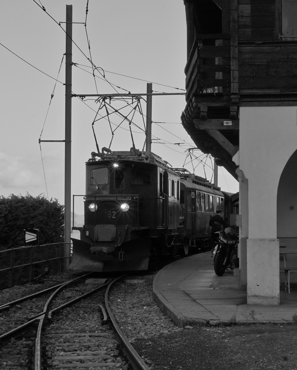 50 Jahre Blonay Chamby - MEGA BERNINA FESTIVAL: Der erste Zug des Mega Bernina Festivals wartet in Chamby auf die Weiterfahrt nach Montreux.
8. Sept. 2018