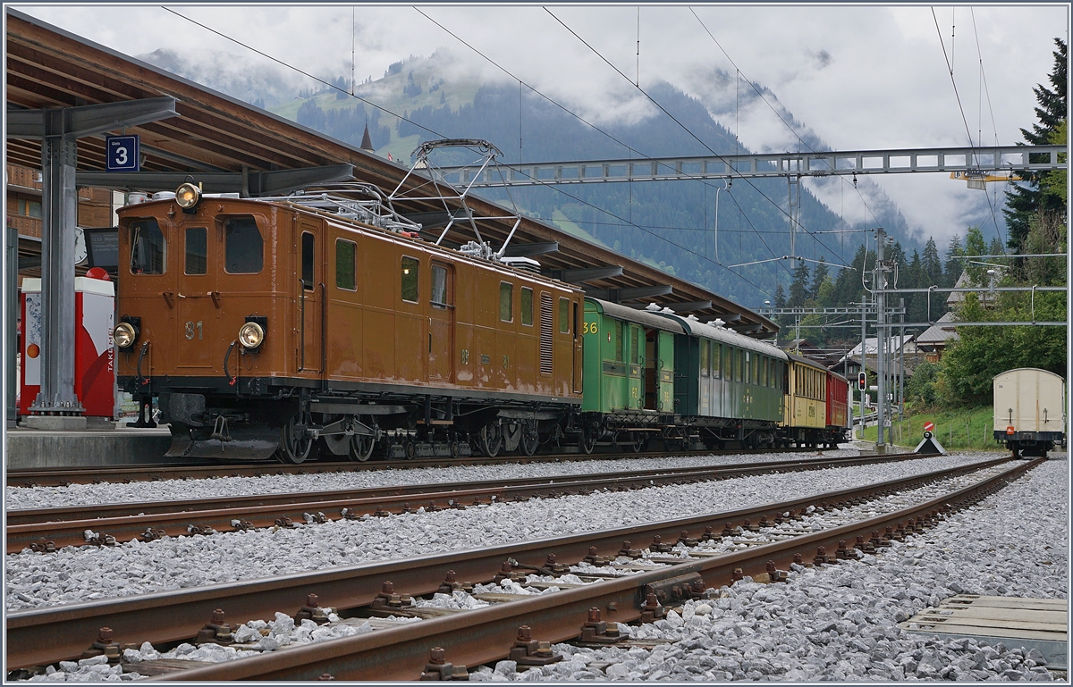 
50 Jahre Blonay Chamby - Bündnertag im Saaneland: Die BB 4/4 81 / RhB Ge 4/4 181 steht mit ihre Extrazug in Gstaad für die Rückfahrt nach Montreux bereit. Doch die Lok wird noch für die  Parallelfahrt  eingesetzt und der ganze Zugs selbst wird vor der Rückfahrt noch eine Fahrt Rougemont hin und zurück absolvieren. 
14. Sept. 2018   