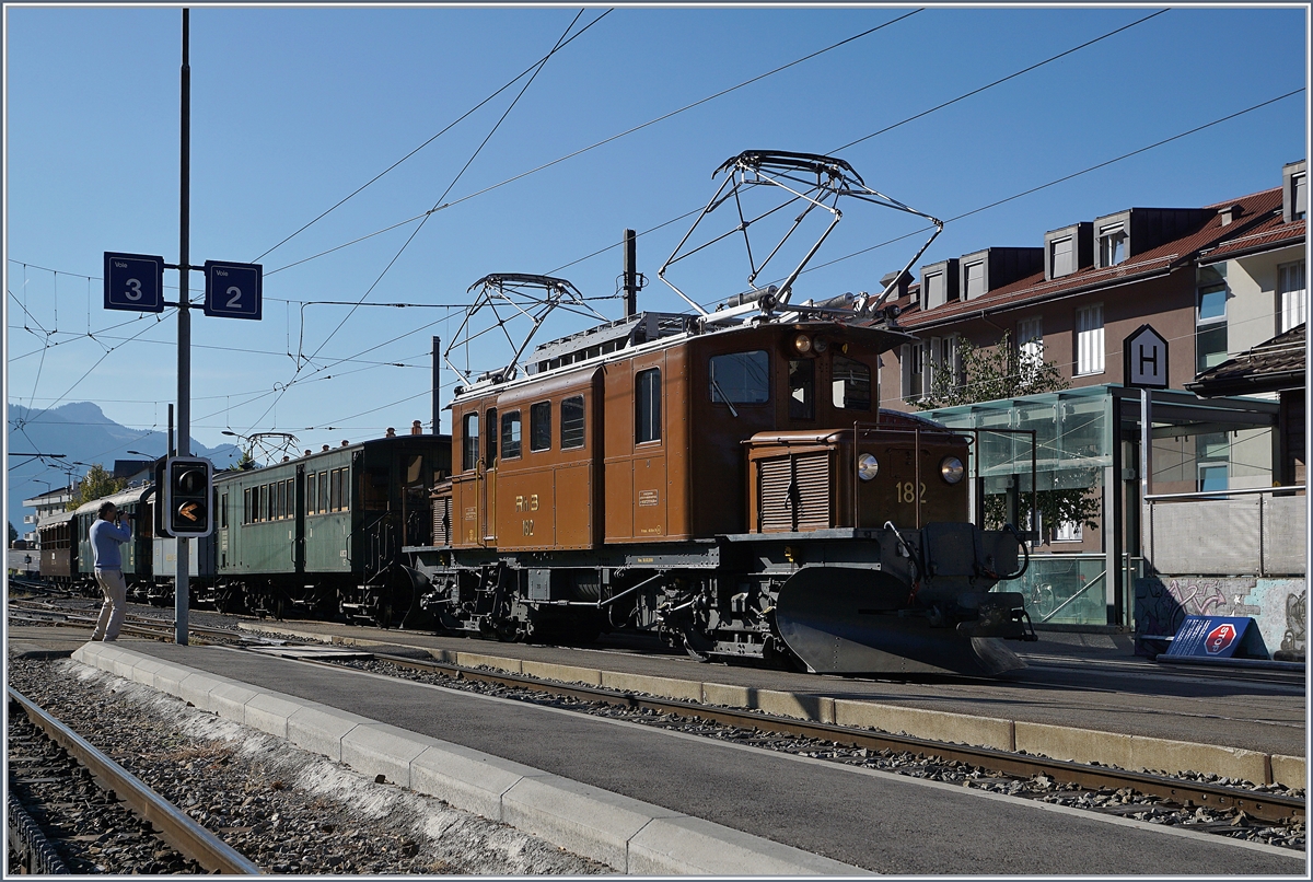 50 Jahre Blonay Chamby - MEGA BERNINA FESTIVAL: das Bernina Krokodil Ge 4/4 182 hat Blonay erreicht und ein Detail am Rande (rechts im Bild) zeigt, dass es von Vorteil war die Chefin des Verkehrsdepartements zur Eröffnung der Festlichkeiten einzuladen: Etliche Schilder wurden entfernt! (Mittlerweile sind sie wieder an ihrem Platz).
9. Sept. 2018