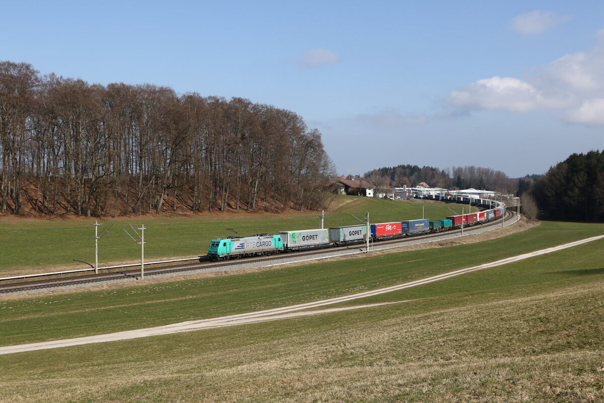 6185 610 von  RTB Cargo  mit einem  KLV  aus Salzburg kommend am 4. M�rz 2026 bei Axdorf im Chiemgau.