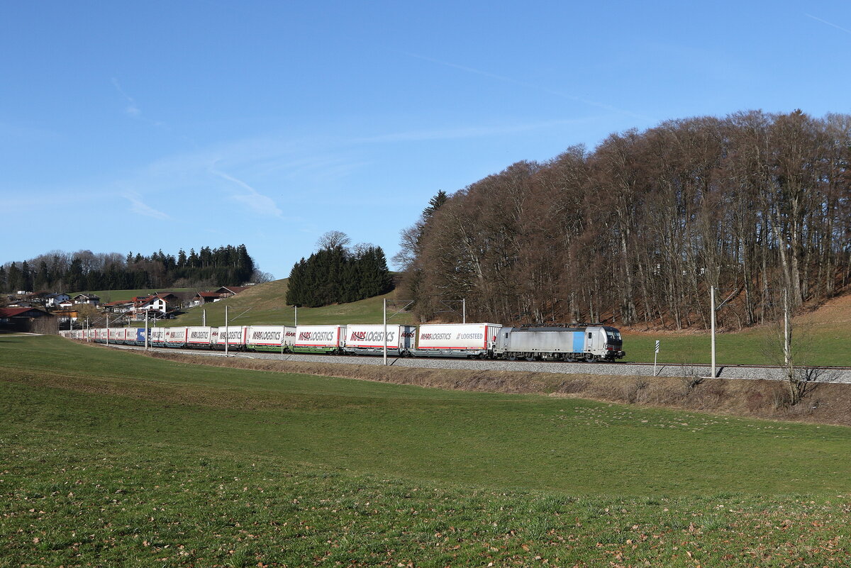 6193 126 von  RAILPOOL  war mit einem  MARS-KLV  am 28. Februar 2026 bei Axdorf im Chiemgau in Richtung Salzburg unterwegs. 
