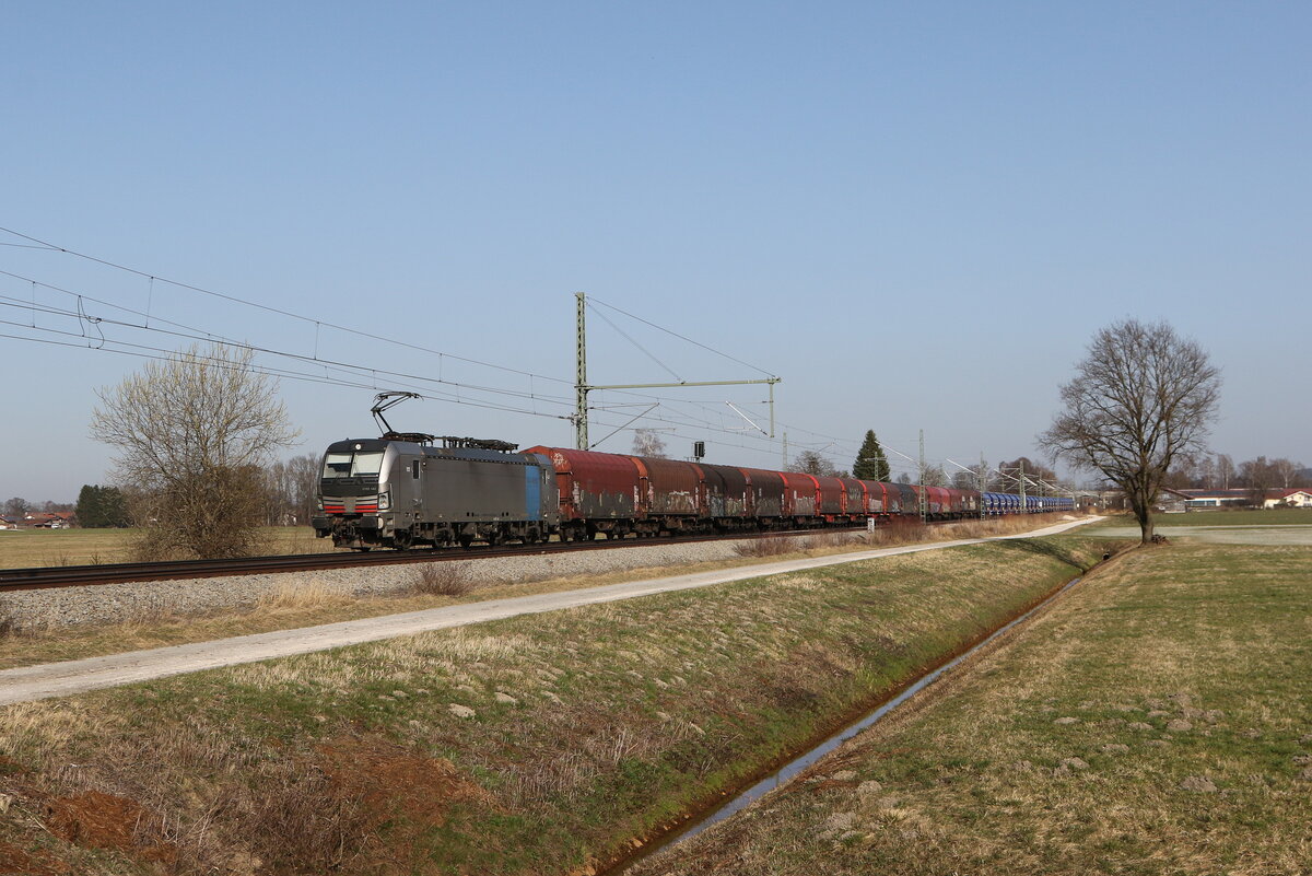 6193 143 von  Railpool  war mit einem gemischten G�terzug am 7. M�rz 2026 bei �bersee am Chiemsee in Richtung M�nchen unterwegs.
