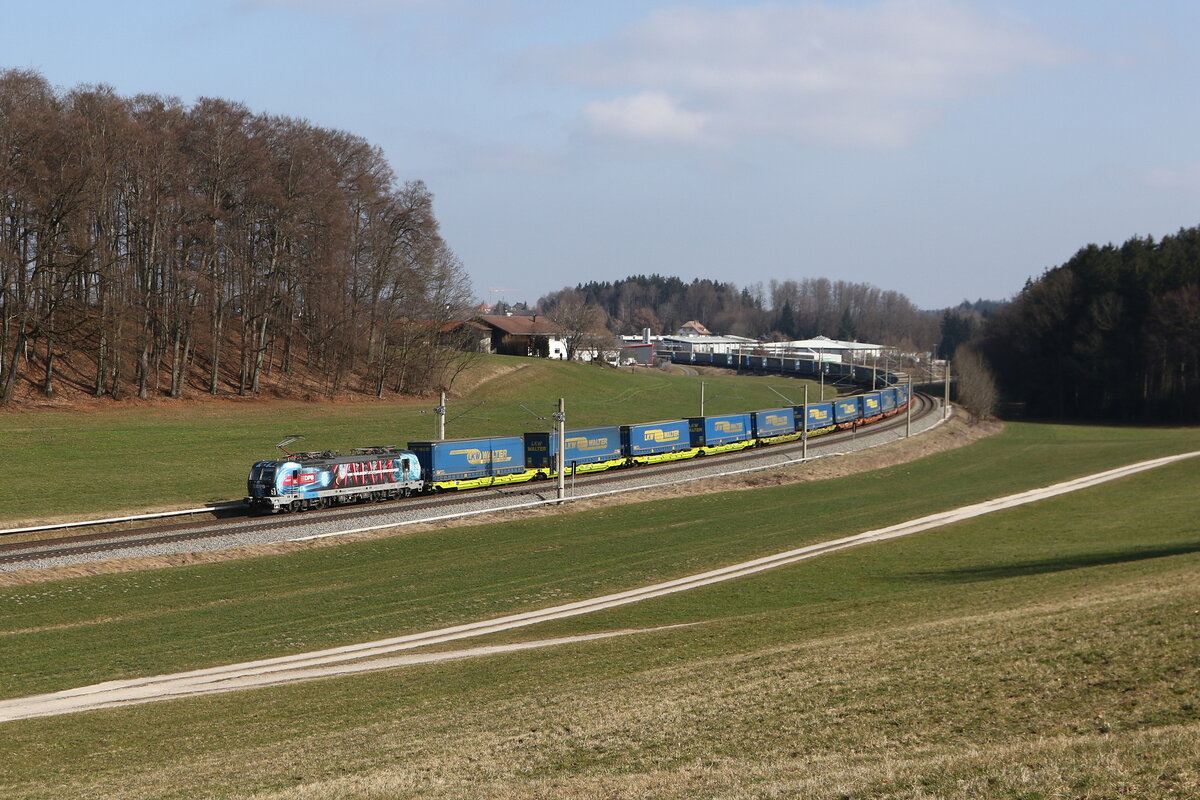 6193 196 von  DPB  mit einem  WALTER-KLV  aus Salzburg kommend am 4. M�rz 2026 bei Axdorf im Chiemgau.