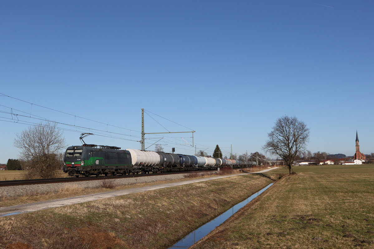 6193 259 von  ELL  mit einem Kesselwagenzug aus Salzburg kommend am 25. Februar 2026 bei �bersee am Chiemsee.