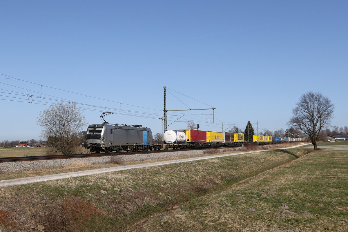 6193 995 von  RAILPOOL  mit einem  KLV  aus Salzburg kommend am 6. M�rz 2026 bei �bersee am Chiemsee.