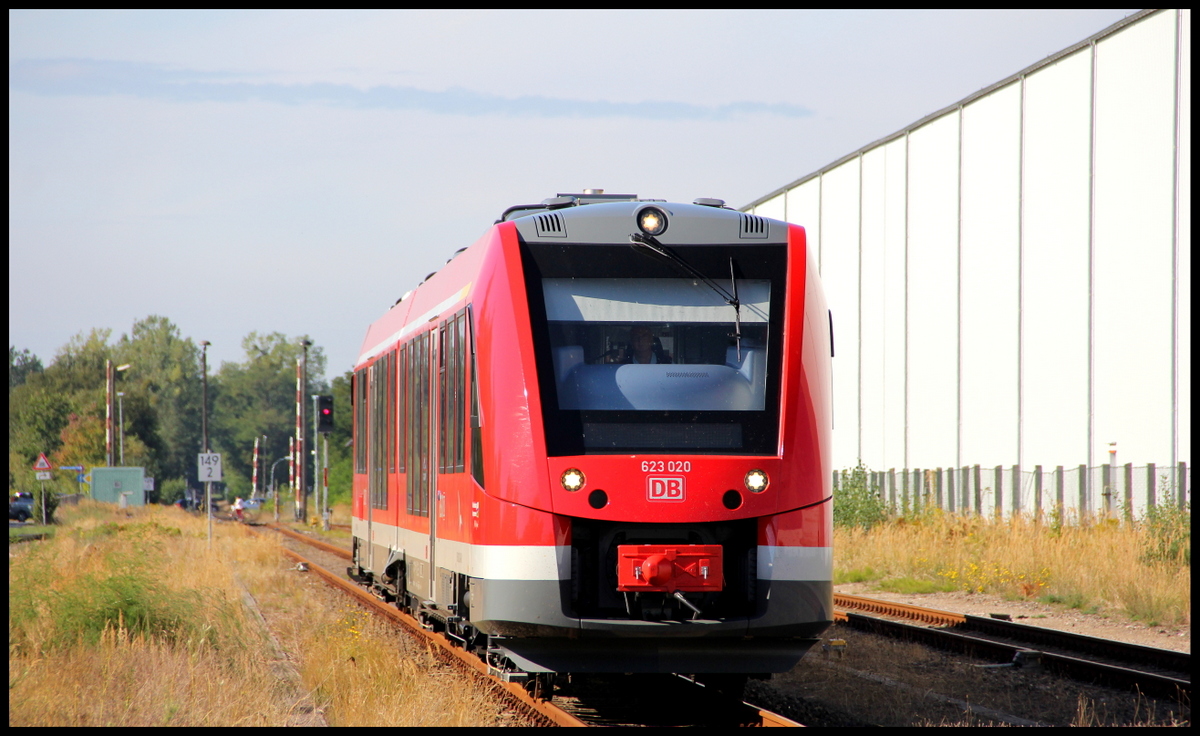 623 020 als RE4 von Pasewalk nach Torgelow am 19.09.15 bei der Einfahrt in den Bahnhof Torgelow