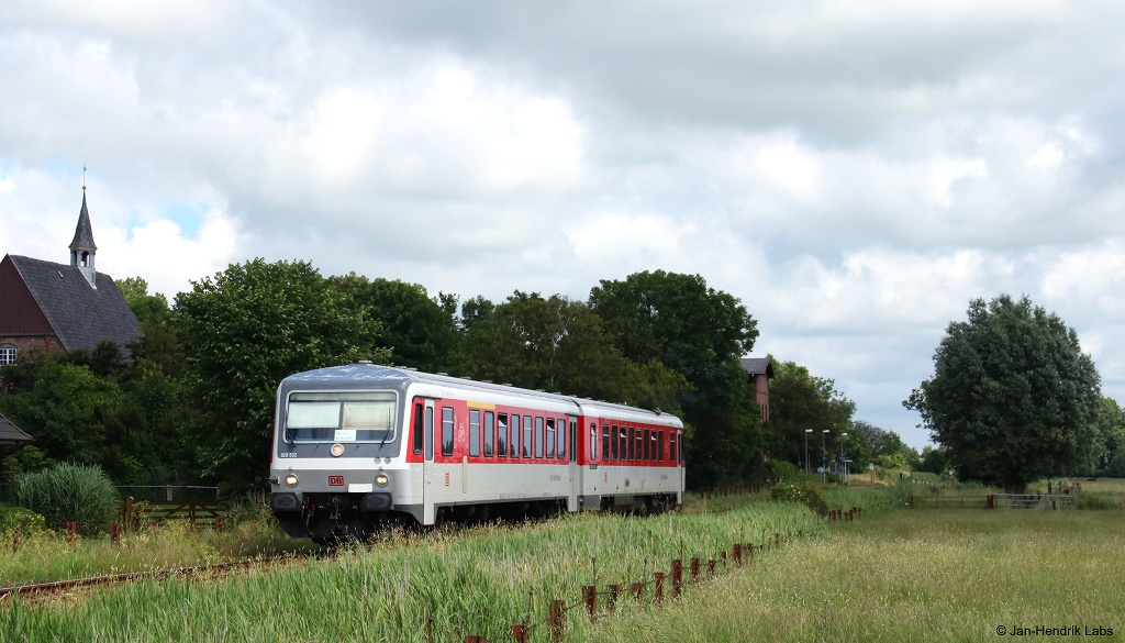 628 532-4/928 532-1 fuhr am 21.6.16 als RB64 nach Bad St. Peter Ording bei Katharinenheerd am Fotografen vorbei.