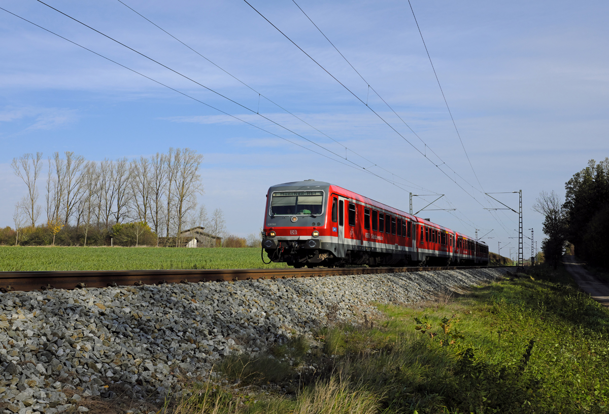 628 568-8 und ein zweiter VT dieser Baureihe waren am Mittag des 02.11.17 von Mühldorf nach München Hbf bei Poing unterwegs.