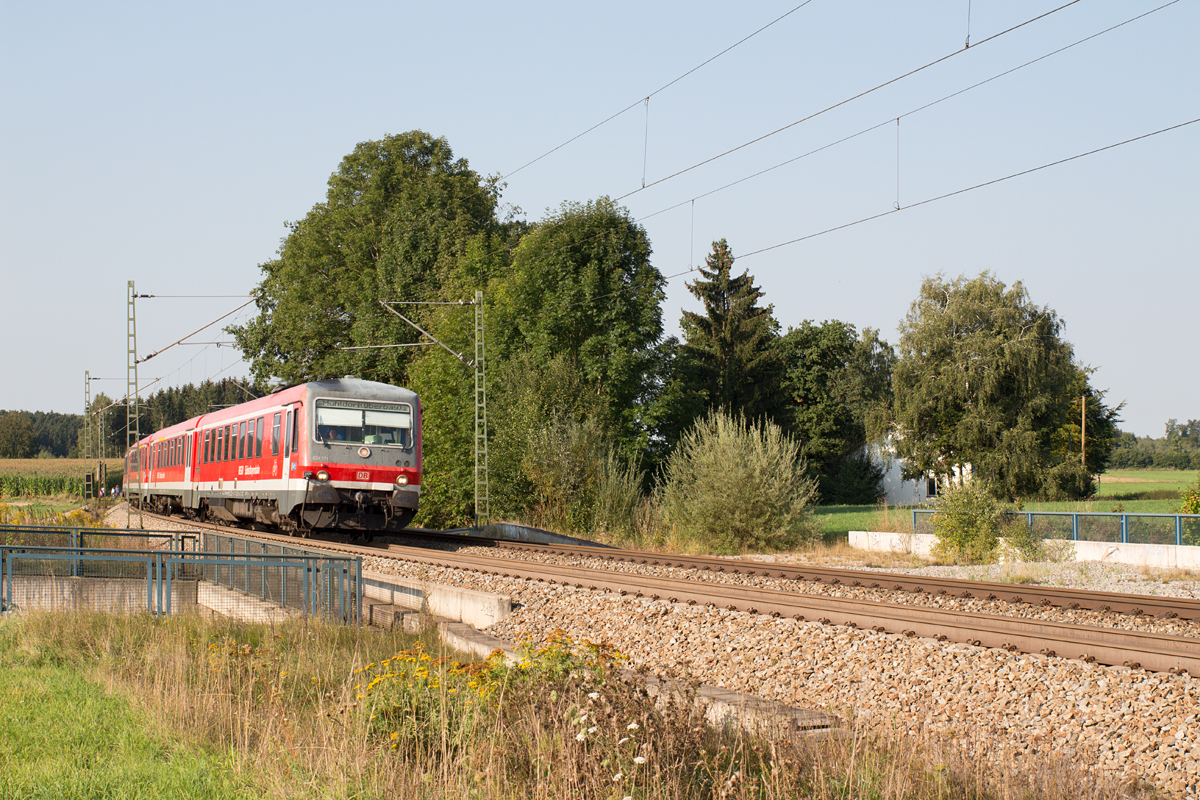 628 571-2 wurde am 11.09.16 auf seiner Fahrt von München Hbf nach Mühldorf am Inn am Rande von Markt Schwaben im Bild festgehalten.