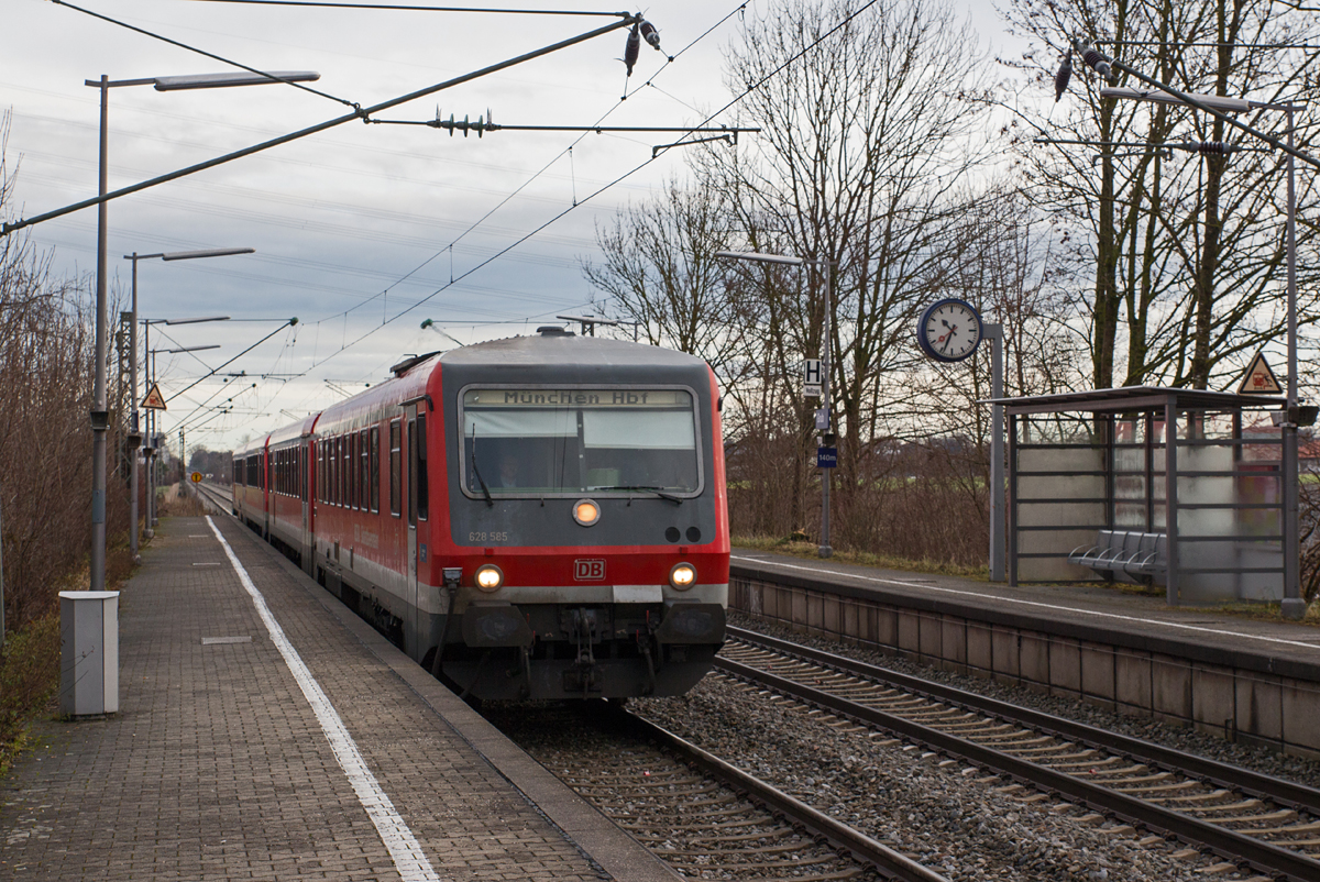 628 585-2 wurde mit seinem Schwesterfahrzeug auf seiner Fahrt von Mühldorf nach München Hbf bei der Durchfahrt am Haltepunkt Grub im Bild festgehalten. (10.01.16)