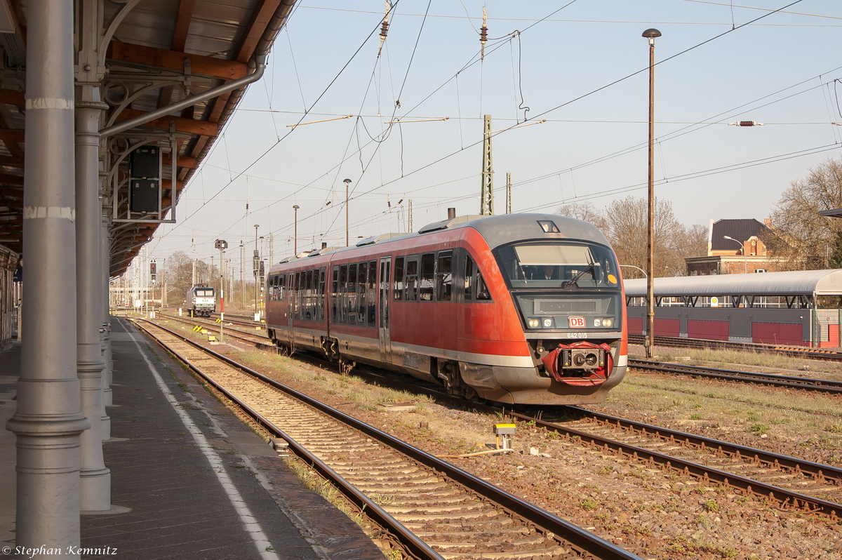 642 015-1 kam als RB35 (RB 27887) mit einem weiterin 642er aus Braunschweig nach Stendal. Dann rangierte 642 015-1 vom Gleis 1 zum Gleis 5 und fuhr dann als RB32 (RB 17576) nach Salzwedel. 15.04.2015