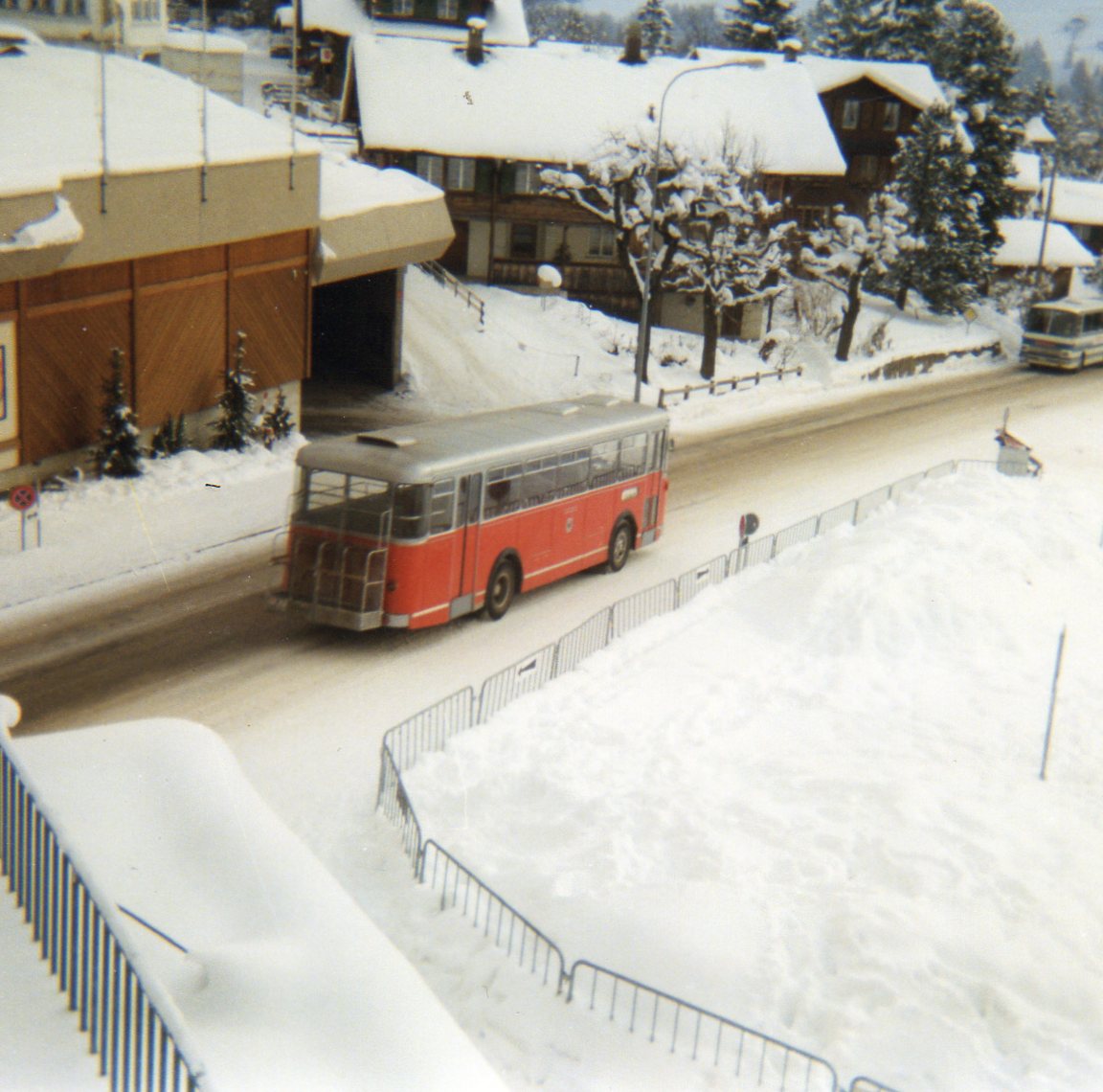 (7-20) - Aus dem Archiv: AFA Adelboden - Nr. 11/BE 332'800 - Saurer/Hess (ex Roth, Chur Nr. 10) im Februar 1988 in Adelboden, Landstrasse