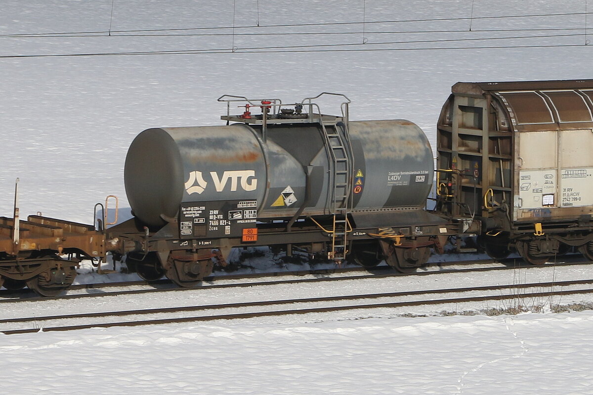 7466 021 (Zans) von  VTG  am 13. Januar 2024 bei Axdorf.