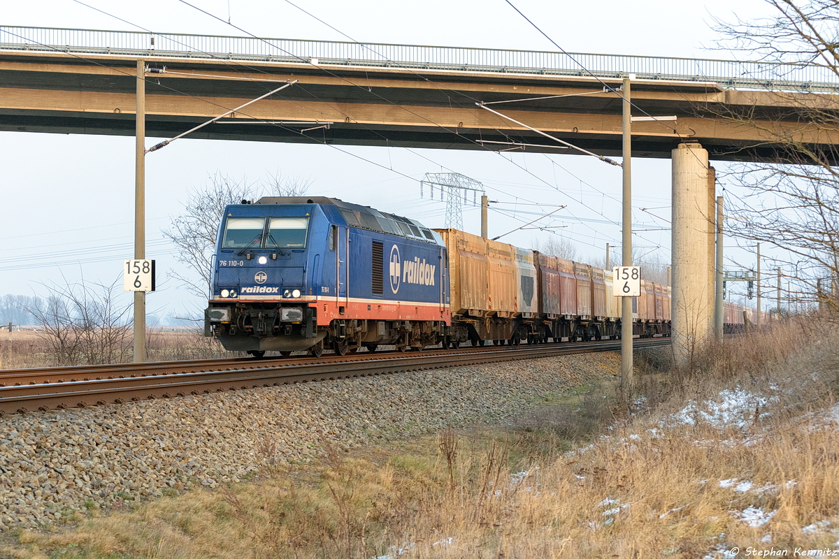 76 110-0 Raildox GmbH & Co. KG mit einem Hackschnitzelzug in Nennhausen und fuhr weiter in Richtung Rathenow. 09.02.2018