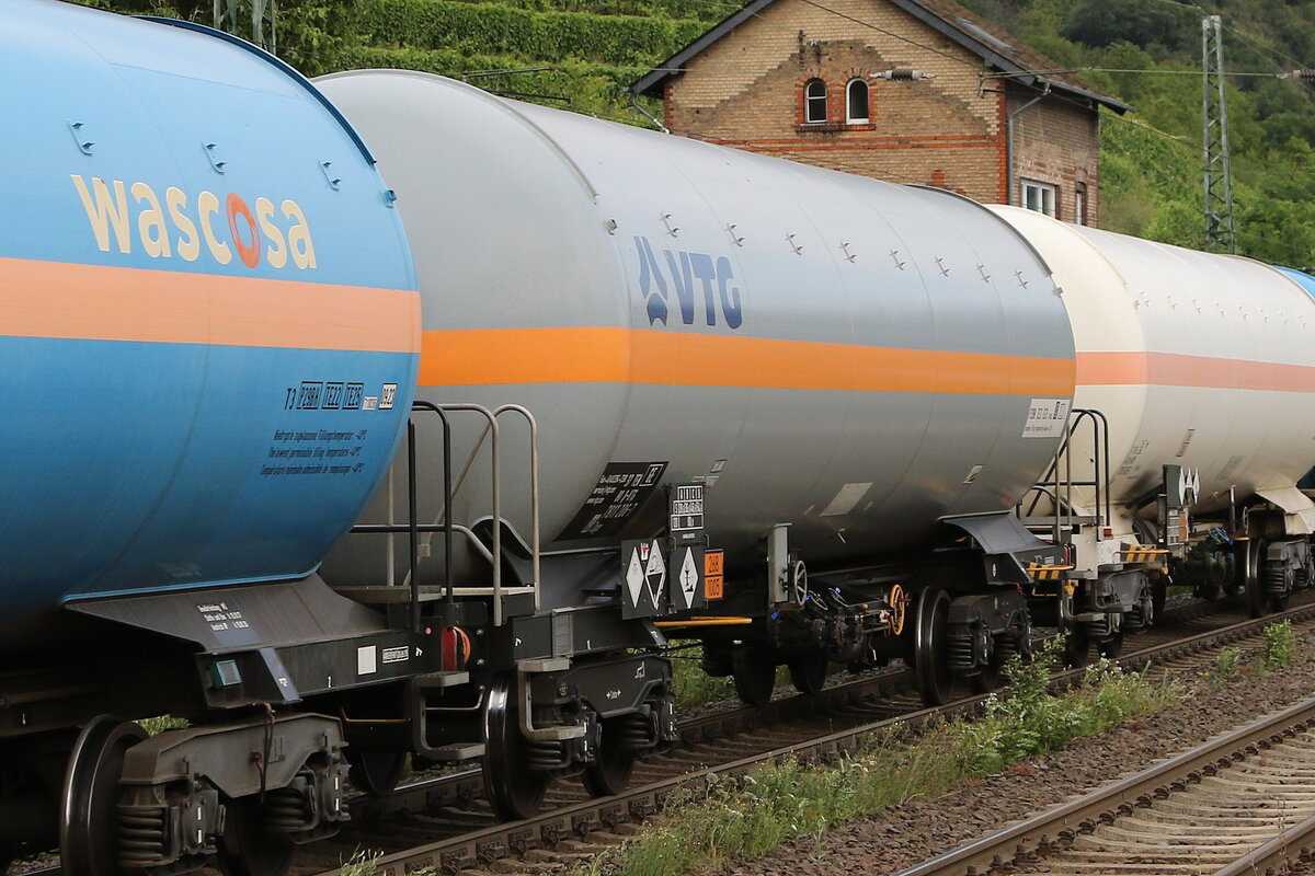 7811 285 (Zags) von  VTG  am 22. Juli 2021 bei Kaub am Rhein.