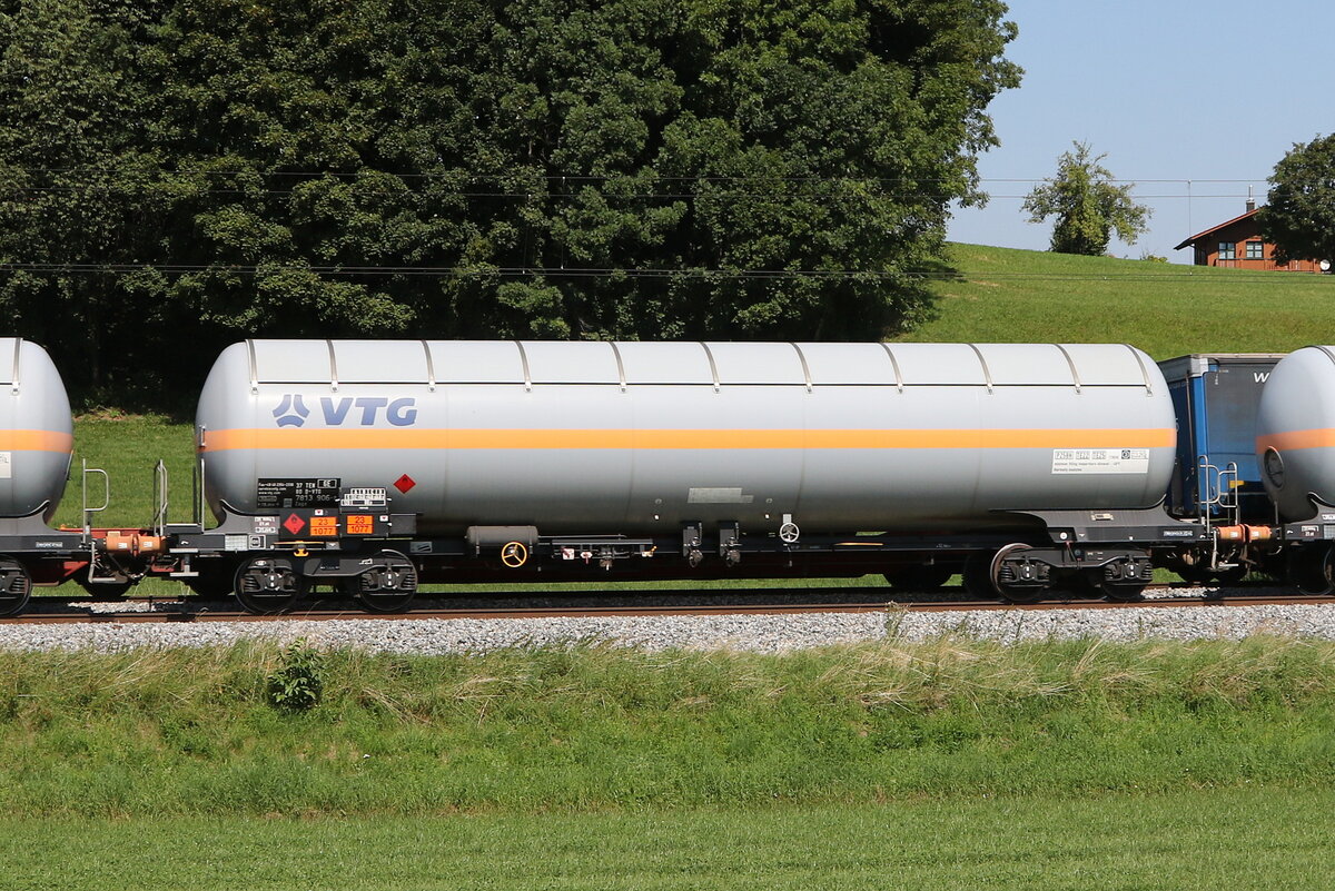 7813 906 (Zags) von  GATX  am 22. August 2023 bei Axdorf.