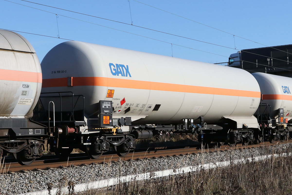 7818 241 (Zags) von  GATX  am 24. November 2020 bei Bernau.