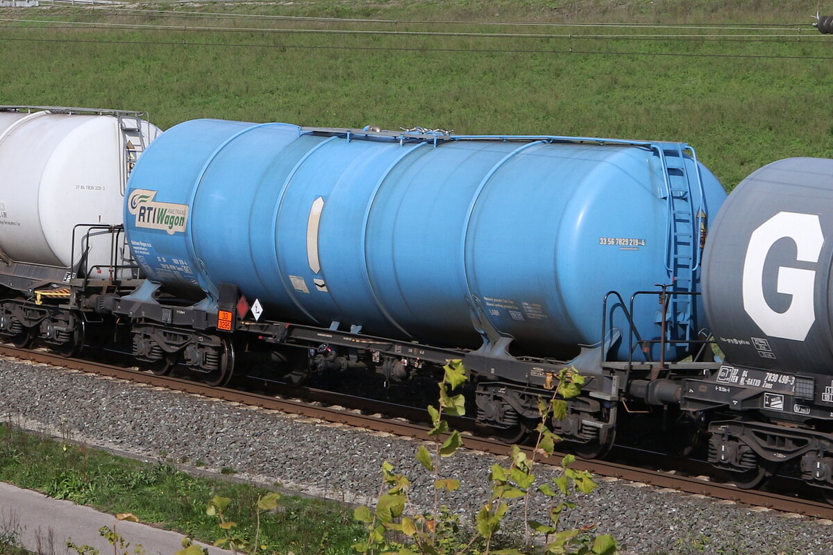 7829 219 (Zacns) von  RTI-Wagon  am 11. Oktober 2022 bei Harrbach.