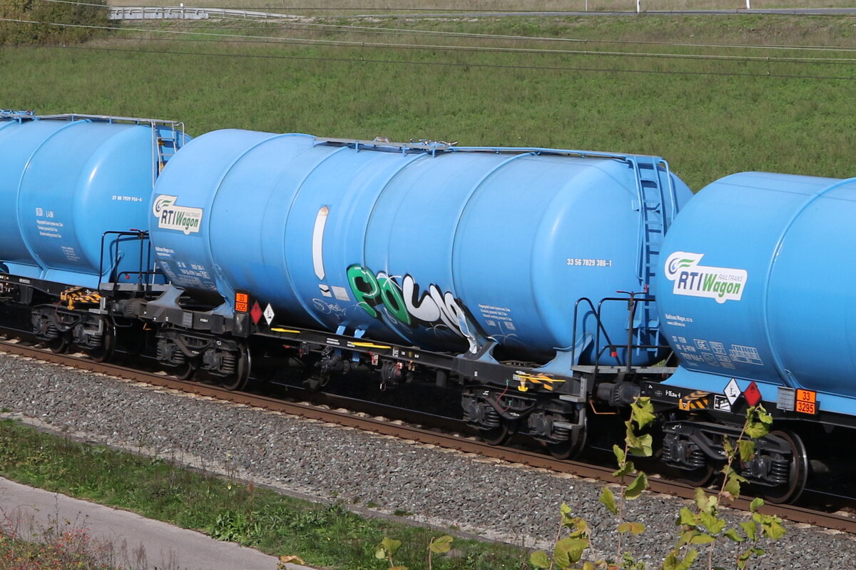 7829 386 (Zacns) von  RTI-Wagon  am 11. Oktober 2022 bei Harrbach im Maintal.