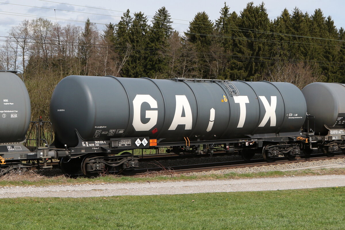 7829 574 (Zans) von  GATX  am 7. April 2022 bei Grabensttt.